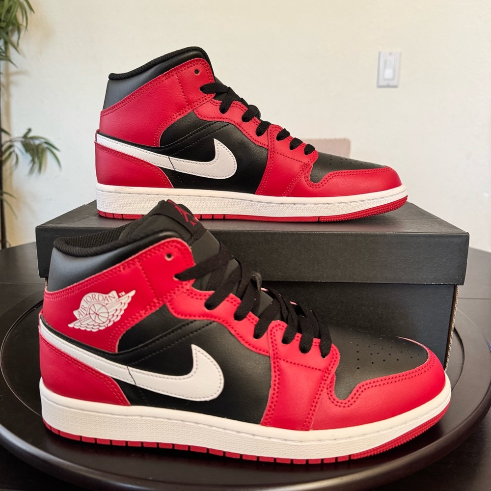 MEN'S AIR JORDAN RETRO 1 MID CASUAL SHOES